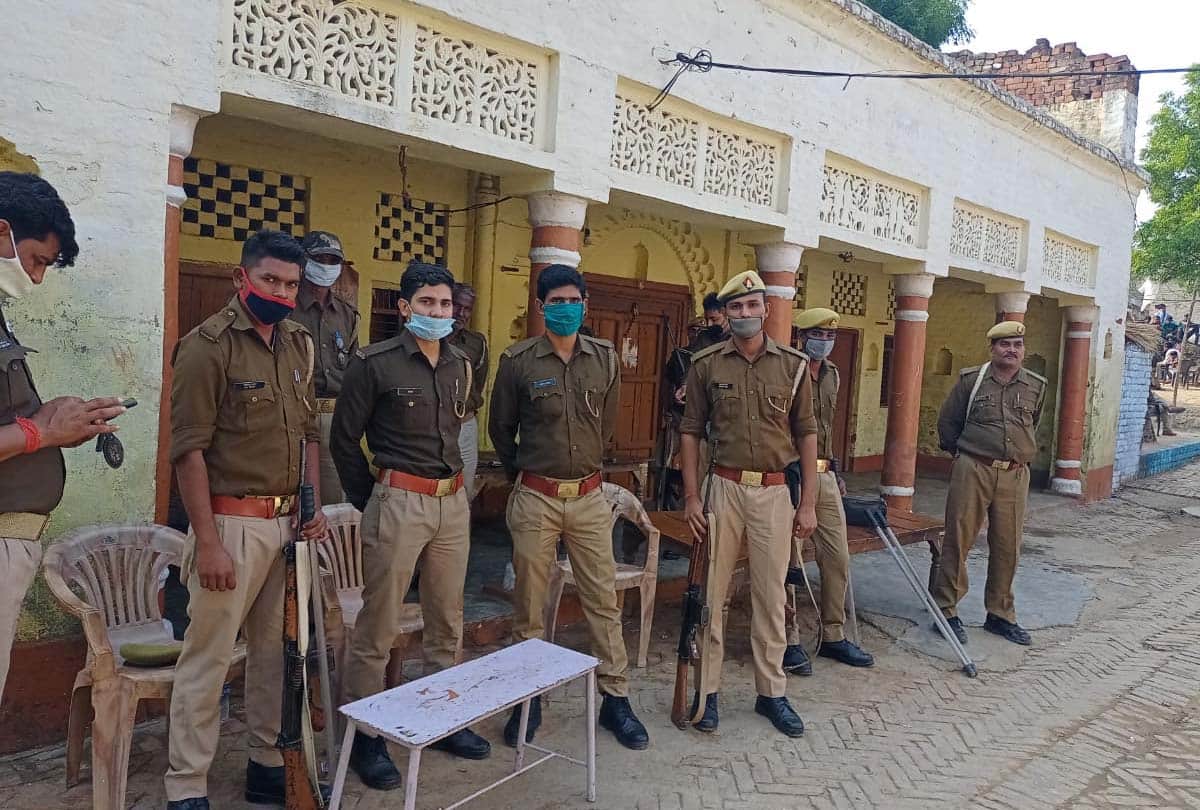 भदरस गांव में मासूम के घर के बाहर मौजूद पीएसी के जवान