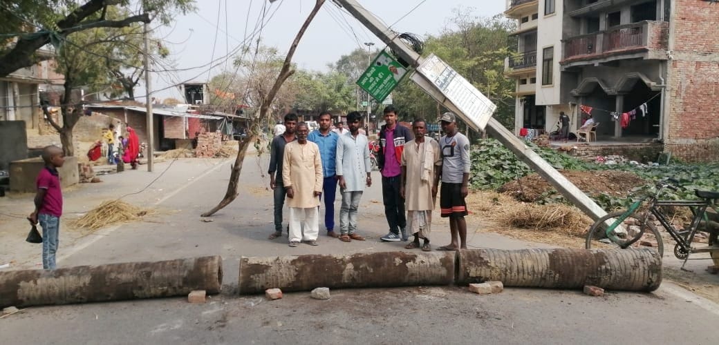 Electric pole broken by a machine, the road was blocked for three hours