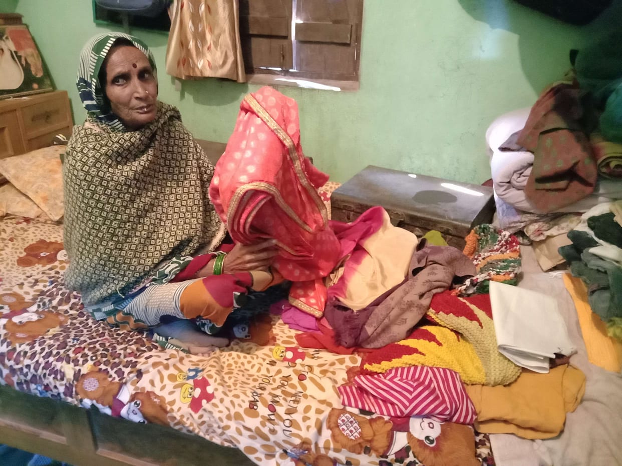 Thieves stole jewelery including cash
