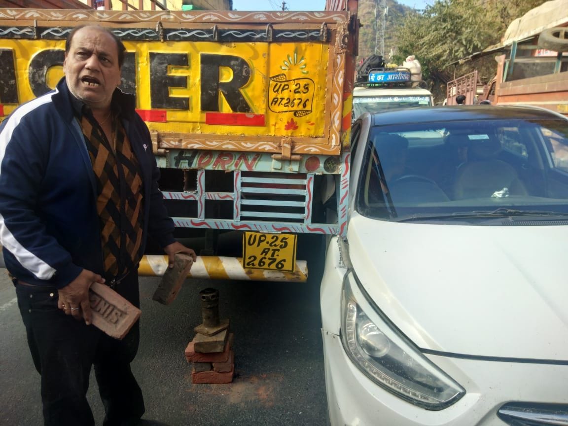 Four vehicles damaged due to standing canter