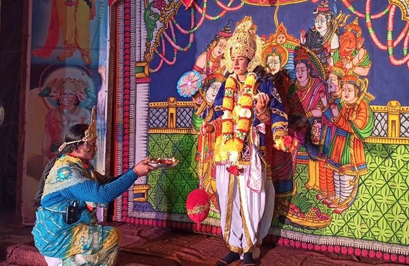 Lord Shri Ram gave the vision of quadrilateral avatar to Mata Kaushalya