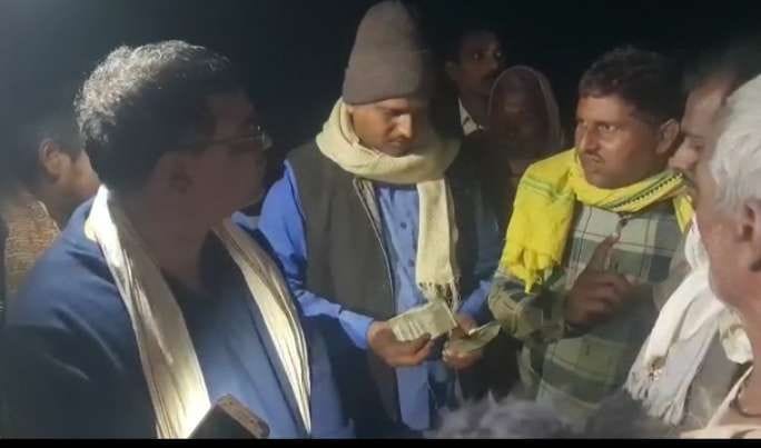 SP leader gave financial help to the fire victims