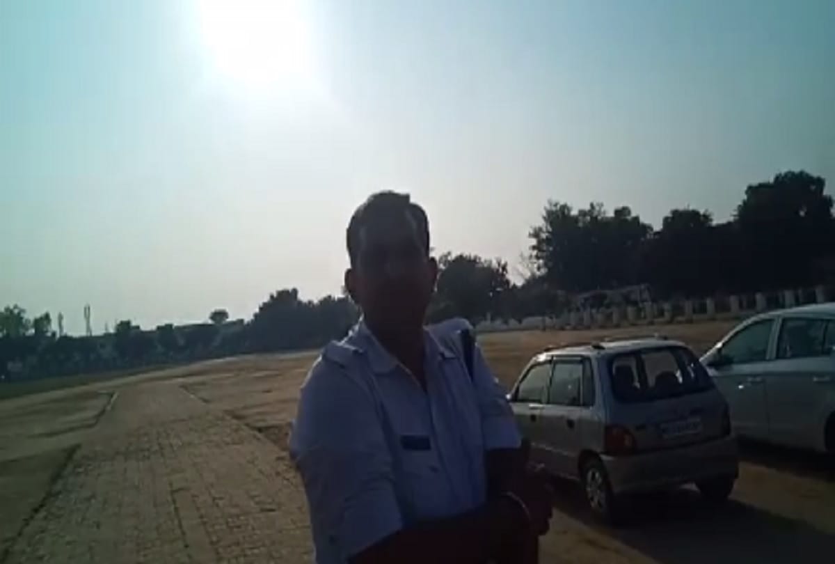 Traffic police pulled a car from a crane for two kilometers in Meerut