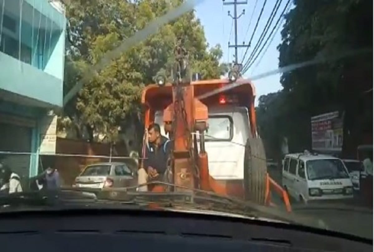 Meerut traffic police takes up the car in no parking man remains inside shouts loud