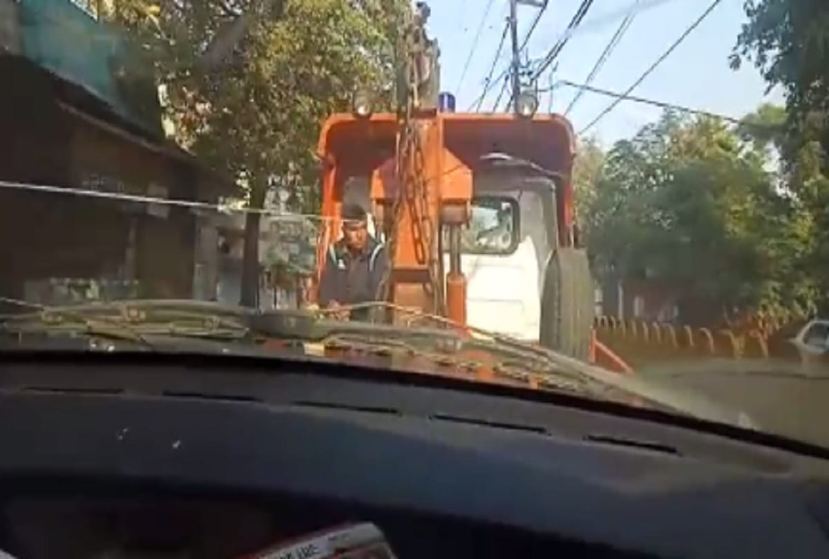 Meerut traffic police takes up the car in no parking man remains inside shouts loud