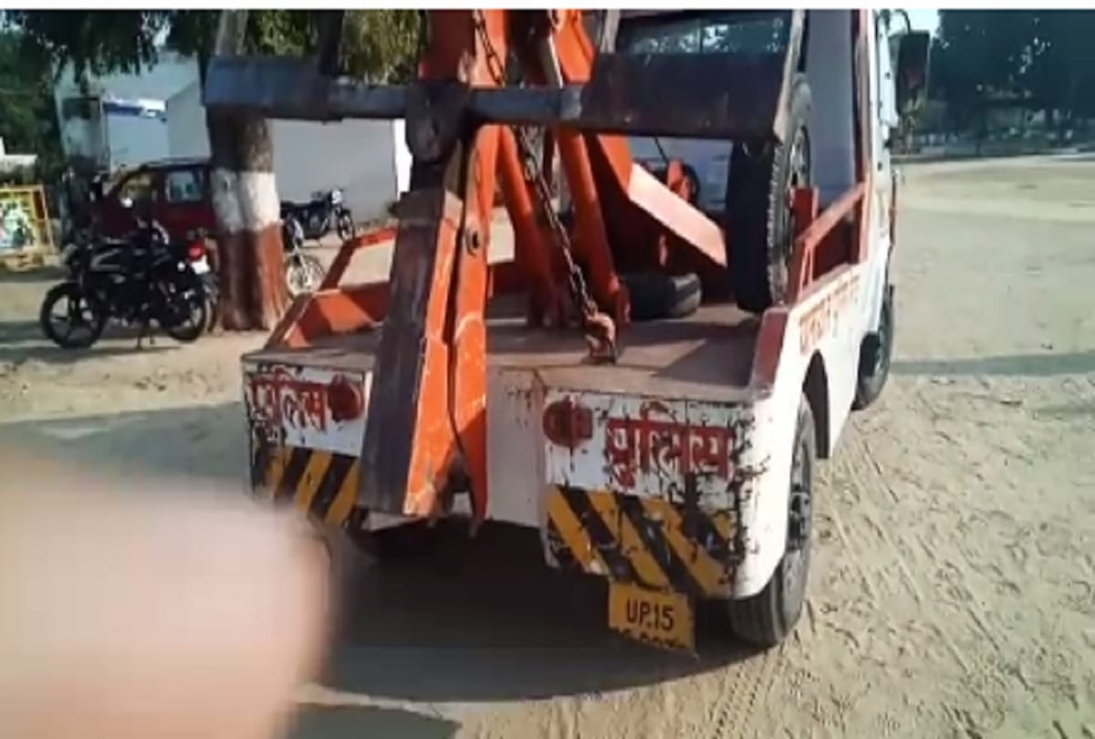 Traffic police pulled a car from a crane for two kilometers in Meerut