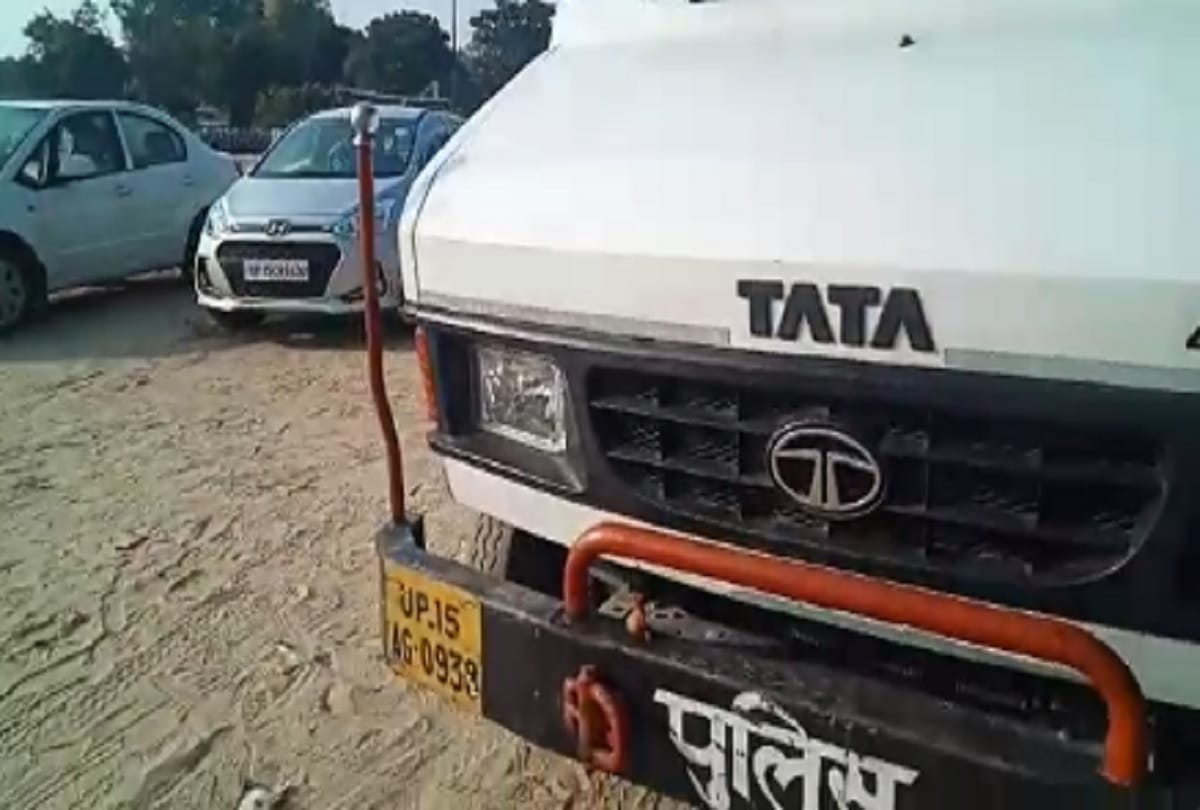 Traffic police pulled a car from a crane for two kilometers in Meerut