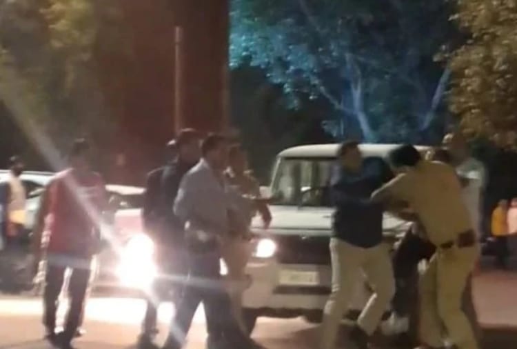 Video of fight between policemen goes viral after 25 days