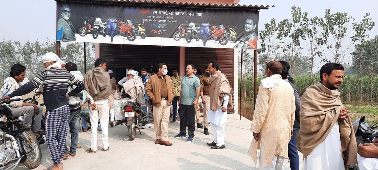Photo of the station in-charge in plain clothes at the scene goes viral