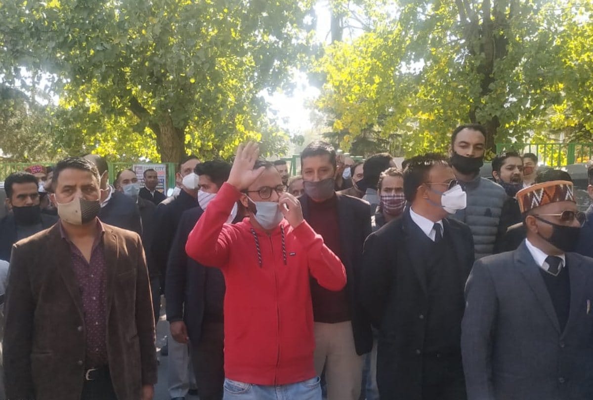 Himachal News : Advocates On Pen-Down Strike In kullu Himachal demands for transfer of SP Kullu