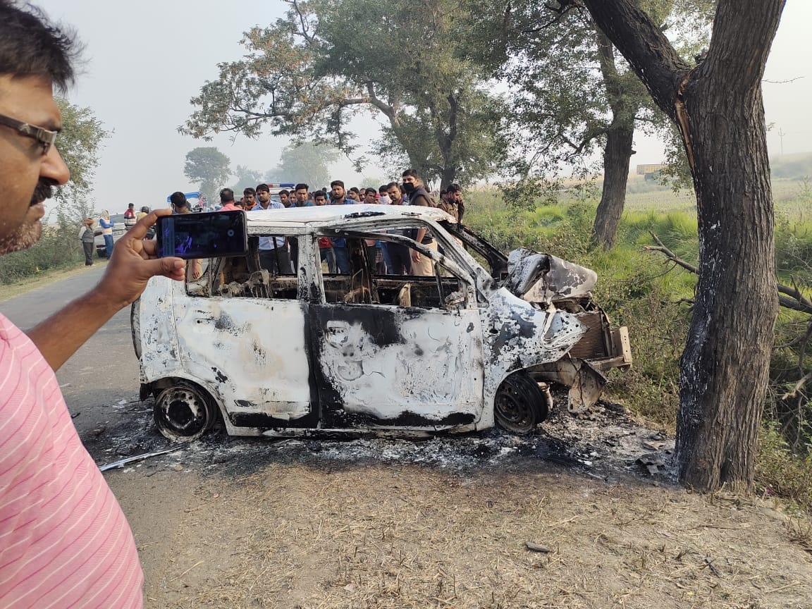 Prayagraj: Wagon R cars burned to dust, three people burnt alive