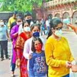 ताजमहल का दीदार करने आए सैलानी