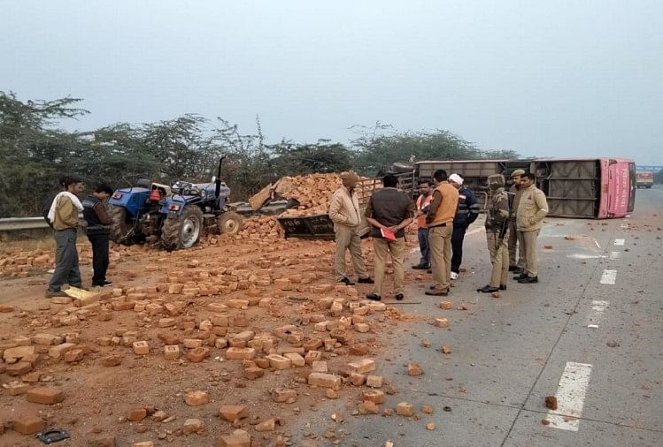 नोएडायमुना एक्सप्रेसवे पर ट्रैक्टर ट्राली से टकराकर पलटी बस 11 यात्री घायल Noida Road 7974