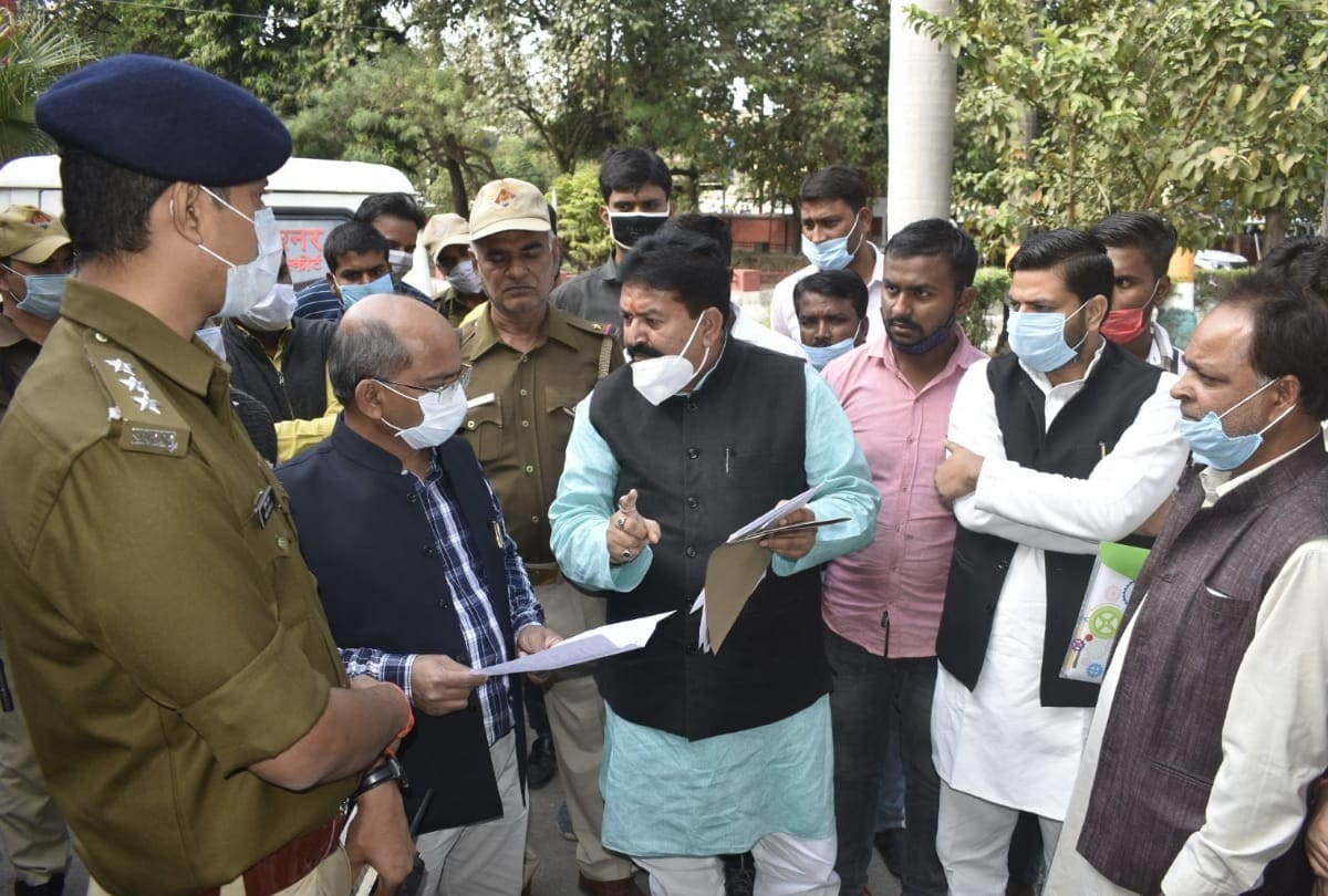 former SP minister commissioner misbehaved in Gorakhpur