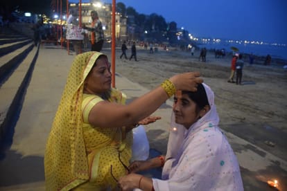 Kinnar are doing the Chhath ceremony of Sun worship for corona in ballia
