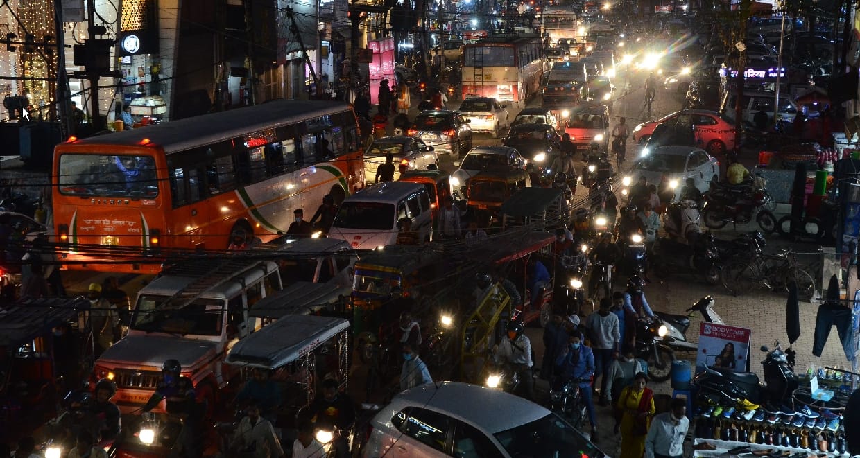 Corona: Uncountable crowds in the market, may not even make the situation like Delhi here