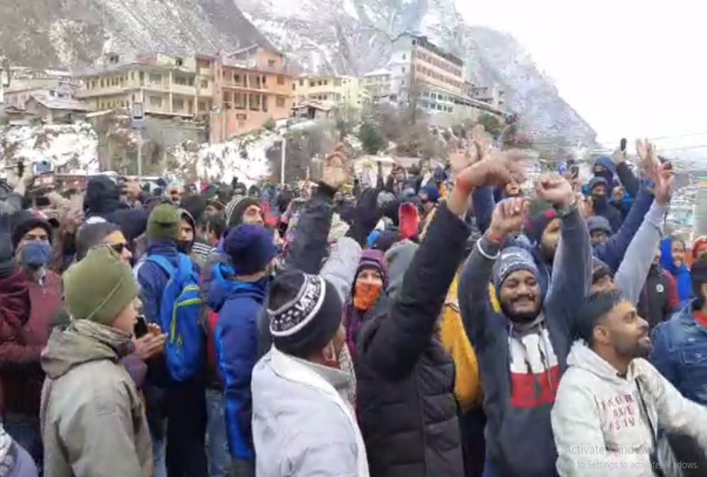Char dham yatra 2020 Latest News: Badrinath Dham Doors Closed celebration with Pilgrims Dance , Photos