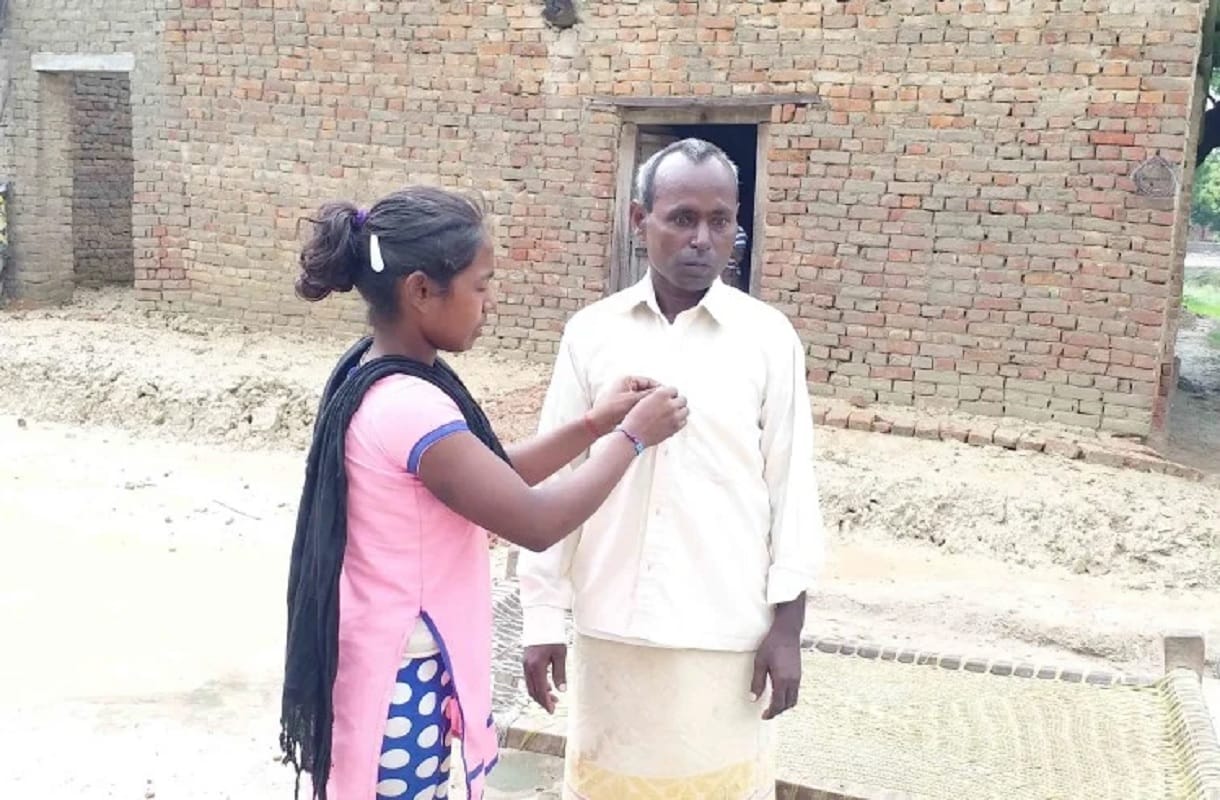 bhadohi neha become shravan kumar for her blind father also help her brother and sister
