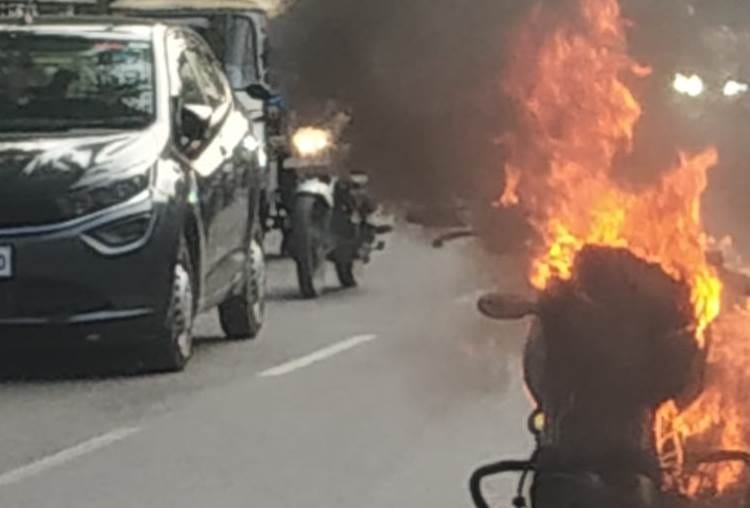 son of former deputy SP set fire on his bike in lucknow