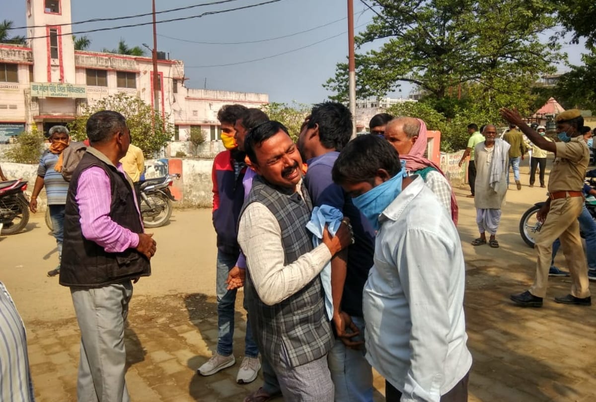 family shocked after shot dead Customer service center operator and looted five lakh rupees in deoria