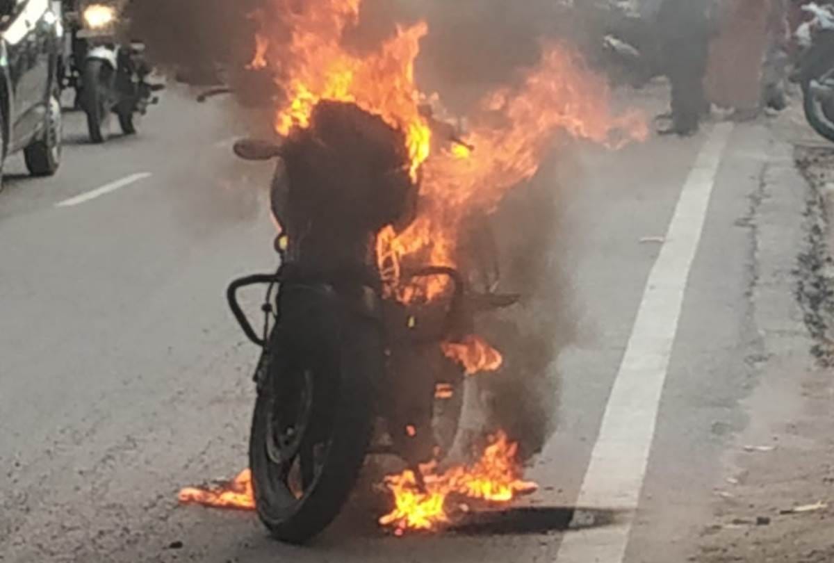 son of former deputy SP set fire on his bike in lucknow