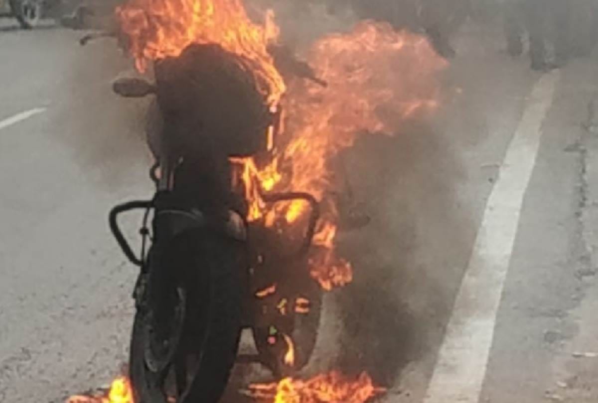 son of former deputy SP set fire on his bike in lucknow