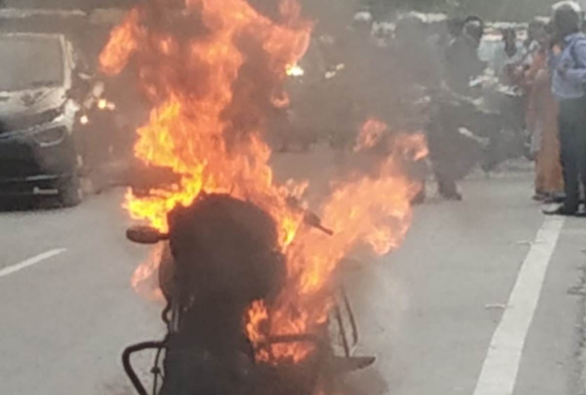 son of former deputy SP set fire on his bike in lucknow