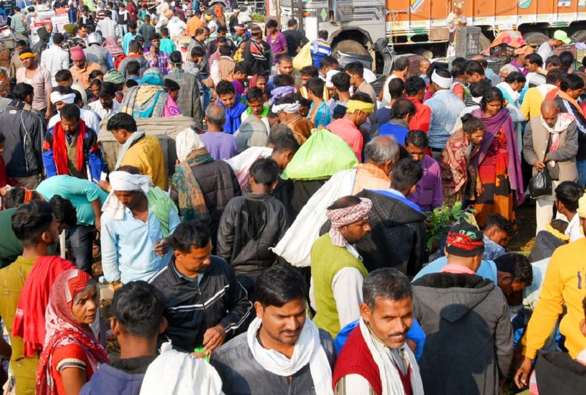 People negligence social distancing during crowd of chhath puja 2020 very dangerous in market at gorakhpur