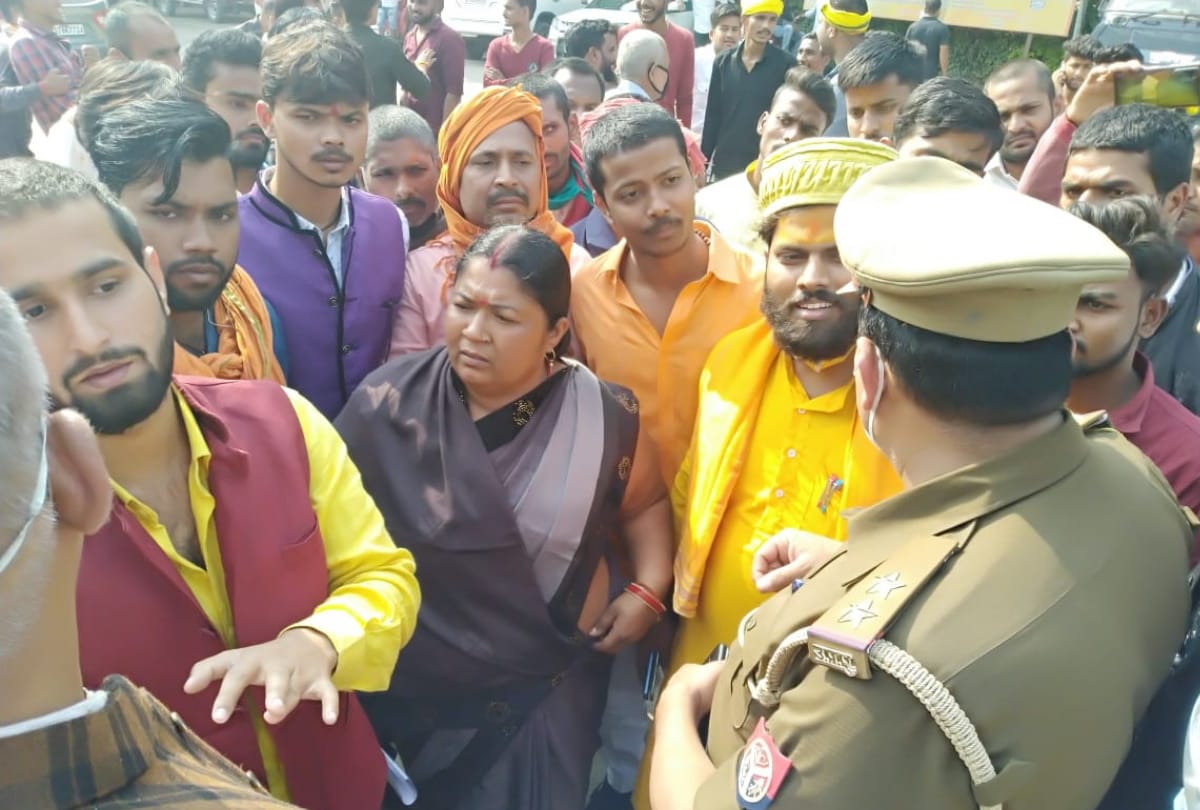 Gida Thanedar Linehajir and Daroga Sushil Kumar suspended by SSP Jogendra Kumar in gorakhpur