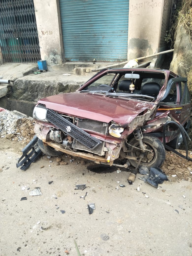 Two cars collide near the leash, no one is injured