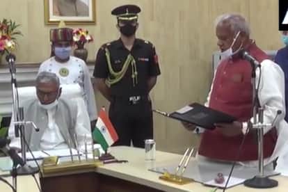 प्रोटेम स्पीकर की शपथ लेते जीतन राम मांझी