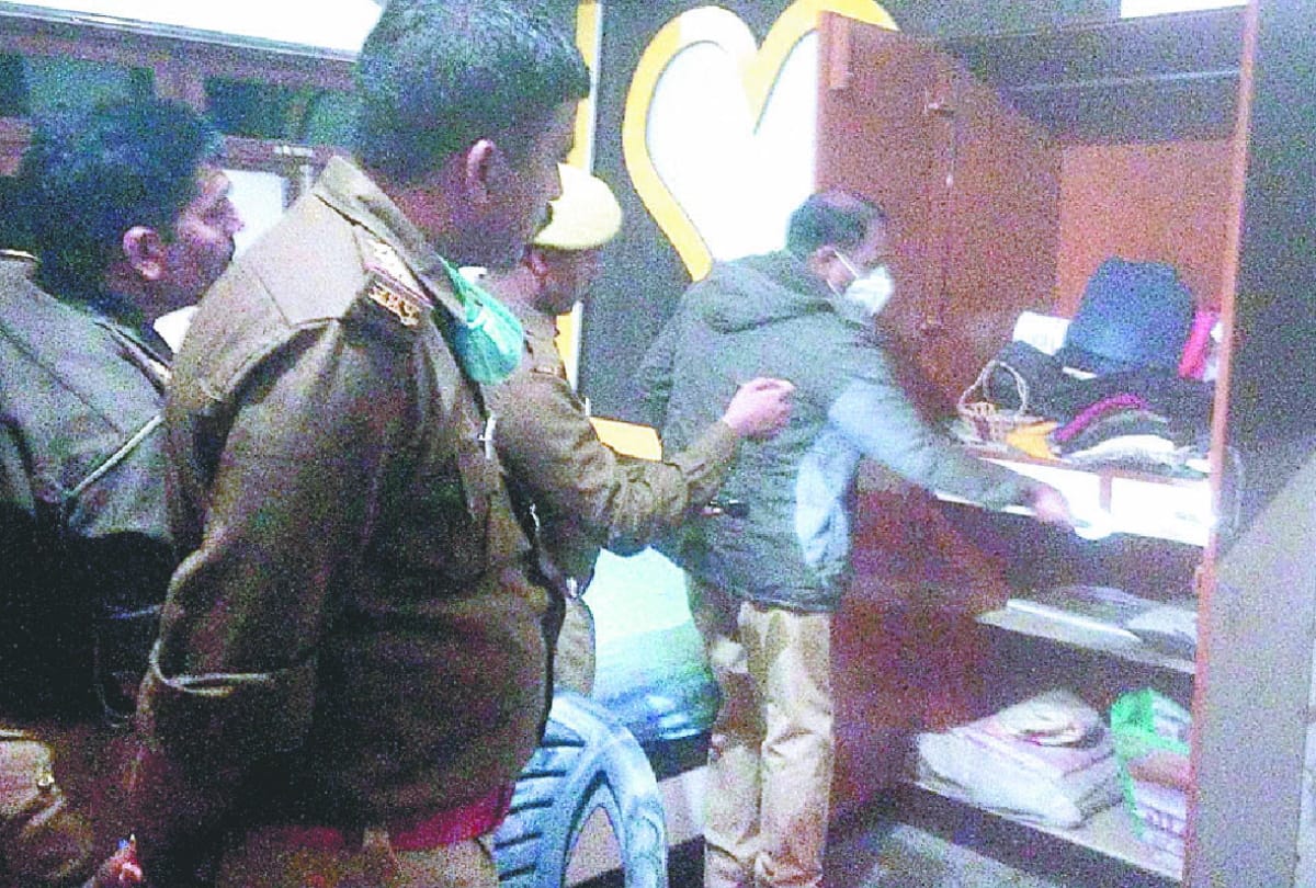 woman injured in house robbed of Rs 4.80 lakh rupess in Kushinagar