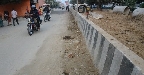 Soil washed away by rain, road then hollowed out from Patel Chowk to Chaupula
