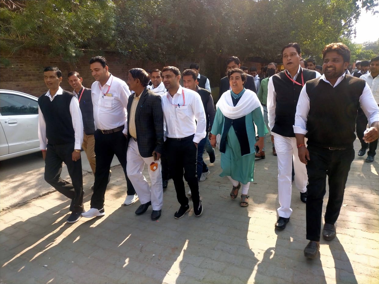 Advocates in favor of female inspector