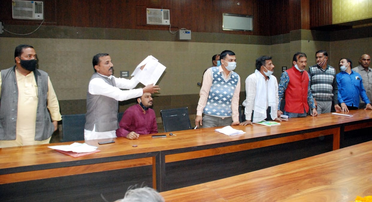 Commotion in Municipality meeting, allegations of corruption