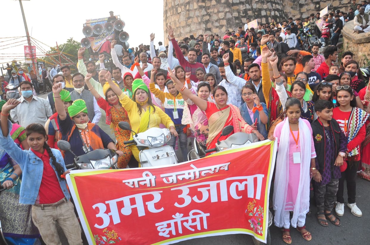 rani ke samman me barshe ful, jan jan me ullash th bharpur