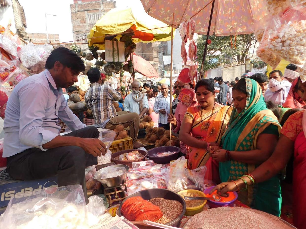 Women kept crowds of buyers for Kharna fast, fruits, flowers, worship and other materials