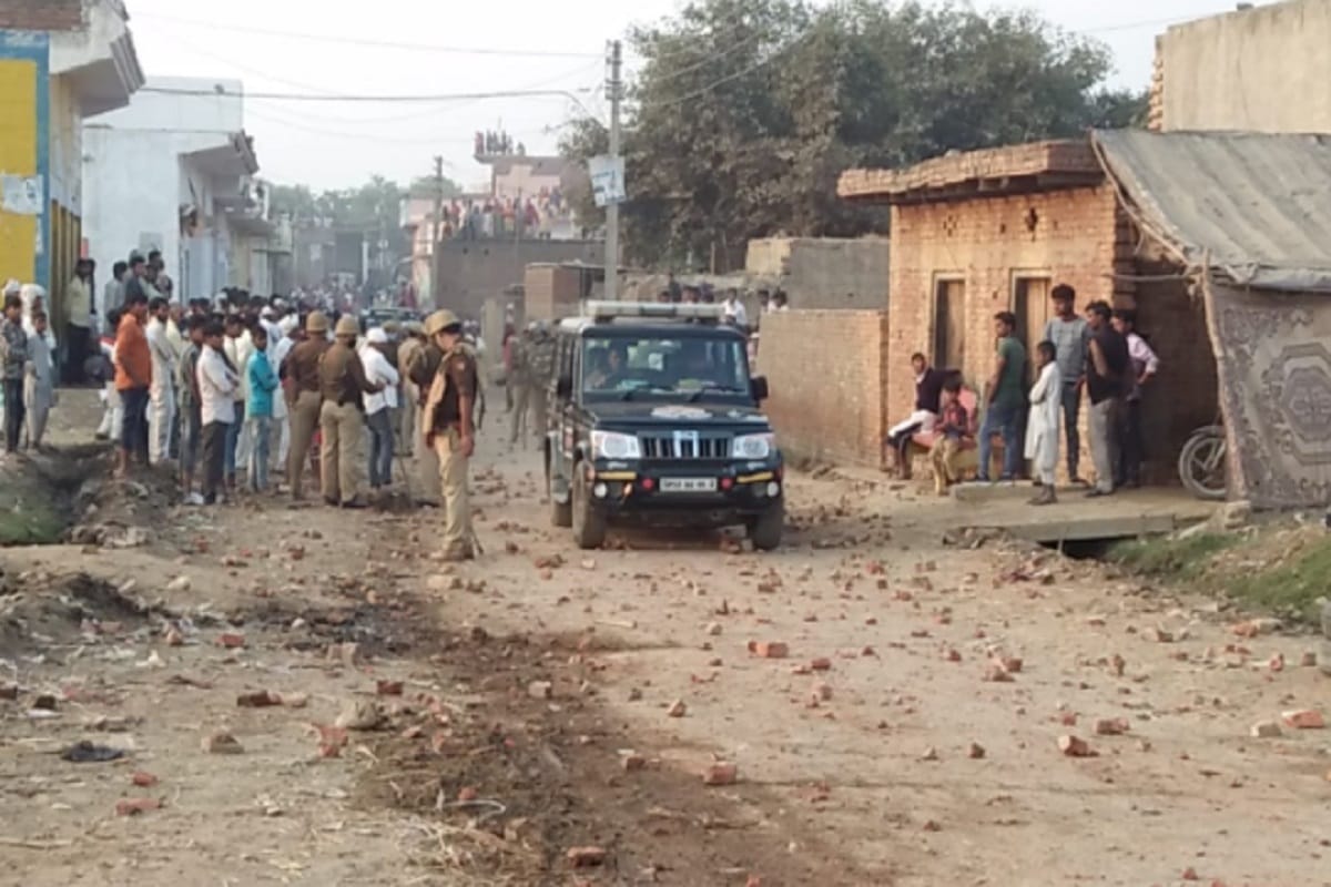 Firing between two sides occurred in Sardhana of Meerut and many people including policemen
