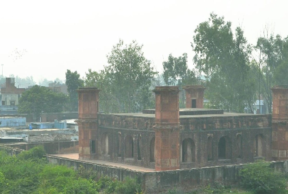 illegal construction around the historical monuments in agra
