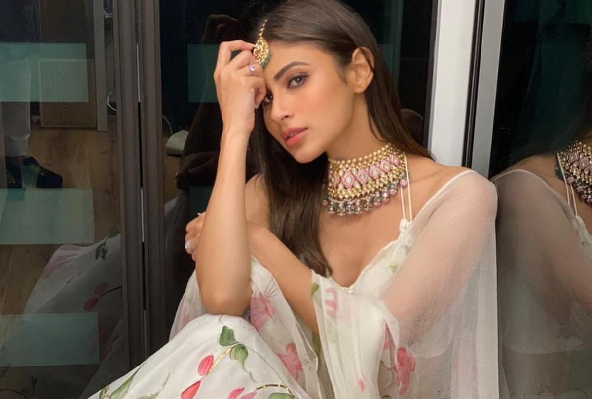 mouni roy in latest backless dress in hindi