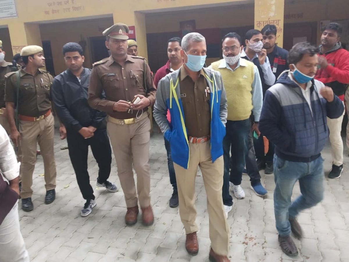 Police seen cut neck dead body of man killed in bhadohi