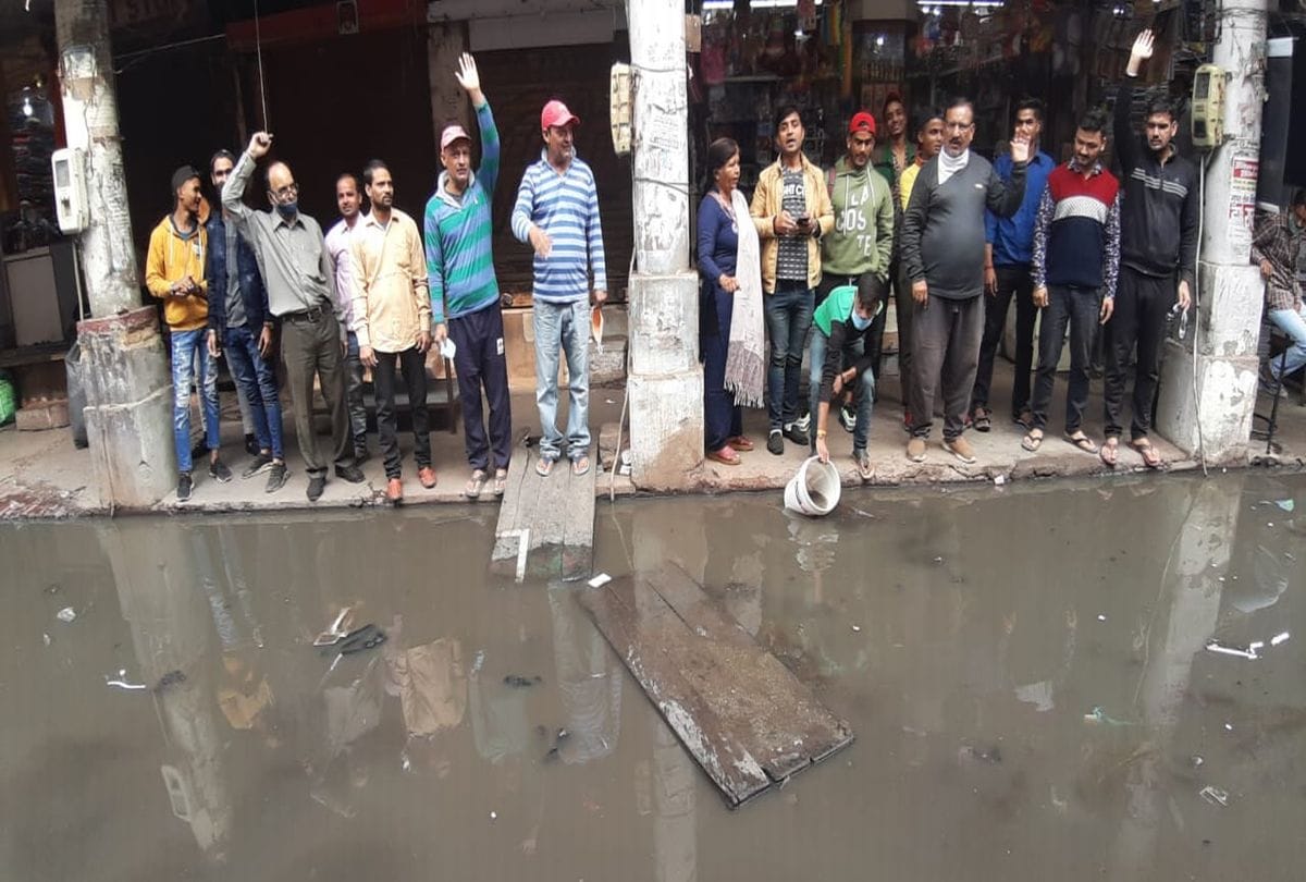 People Protests Against Nagar Nigam For Sewer And Drain Water Problem