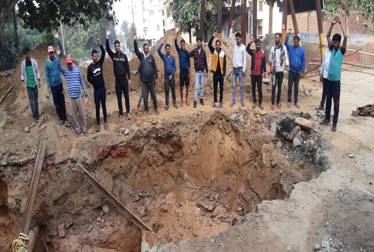Huge Pit On Road At Dayalbah People Protest