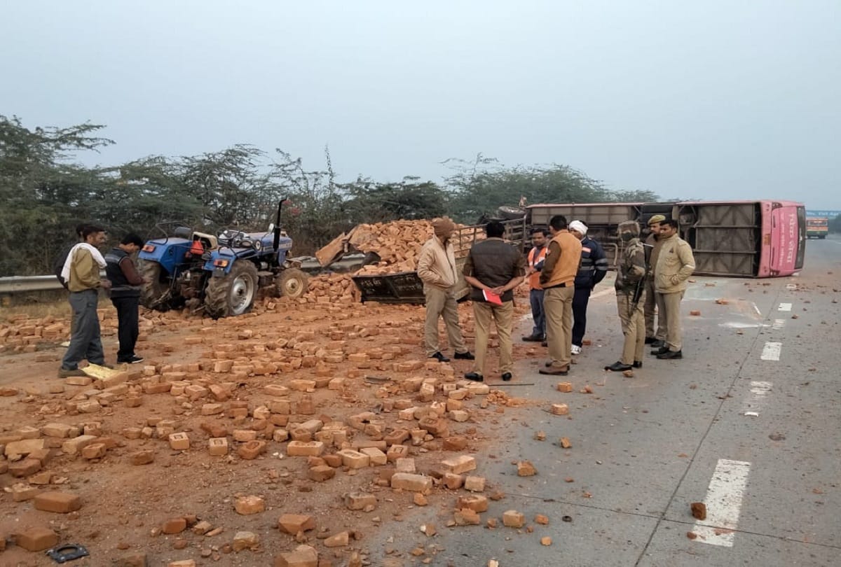 noida road accident news Bus overturned after hitting tractor-trolley on Yamuna Expressway 11 passengers injured