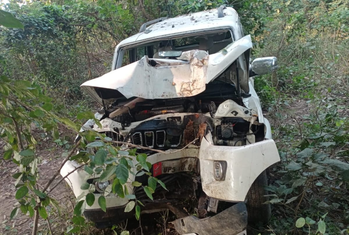 three people injured by Uncontrolled Scorpio collides with tree in Sant kabir nagar