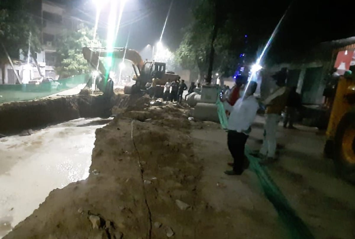 Broken water pipeline during excavation in agra