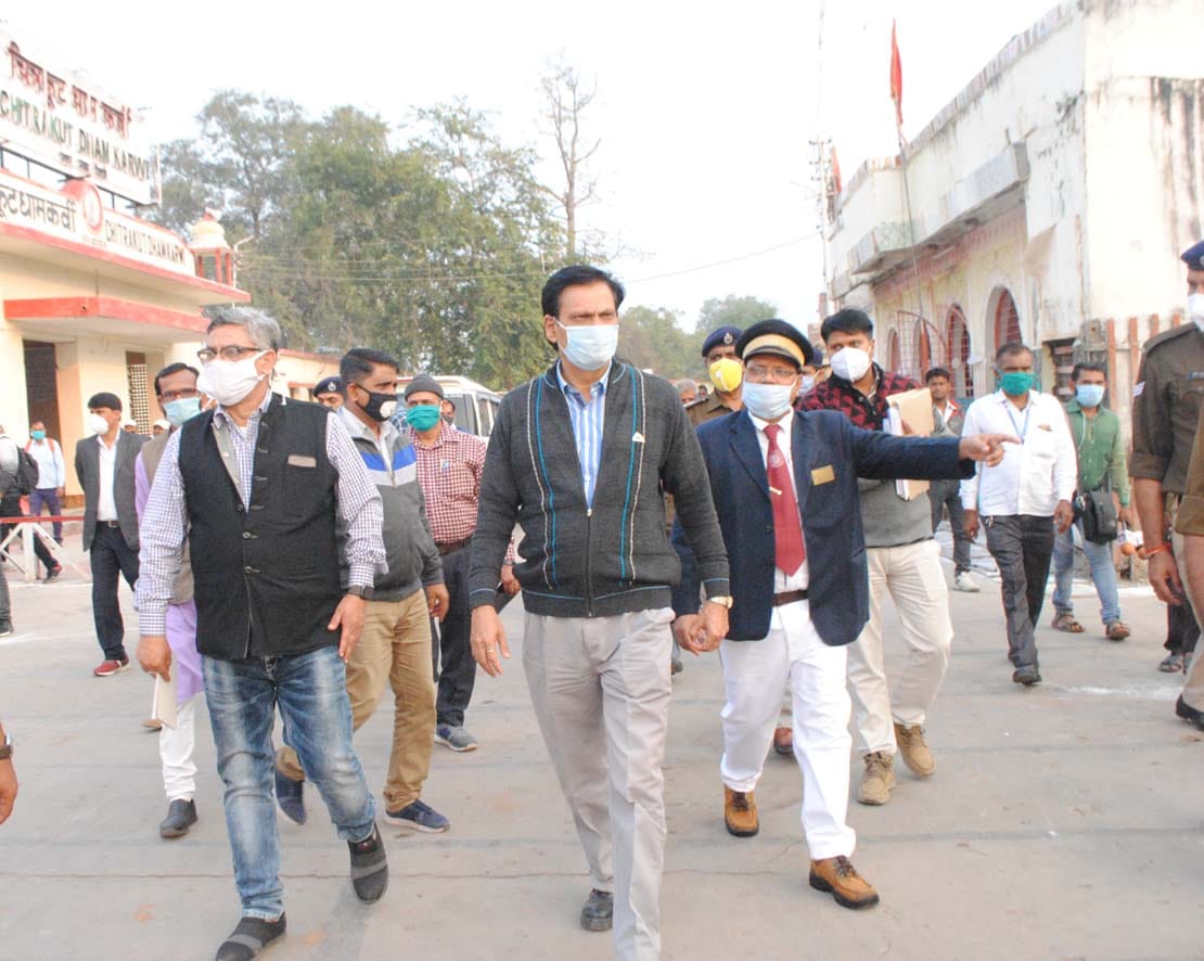 DRM said in Chitrakoot, passengers could not go inside the station without a mask
