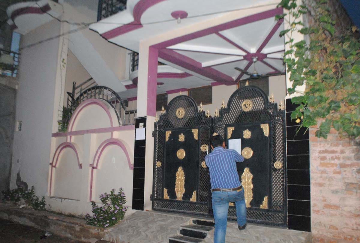 department paste notice on JE's residence