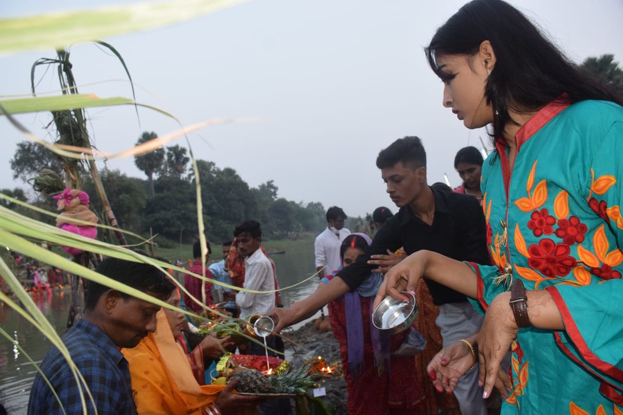 Fasting women gave arghya to asthachalagami sun