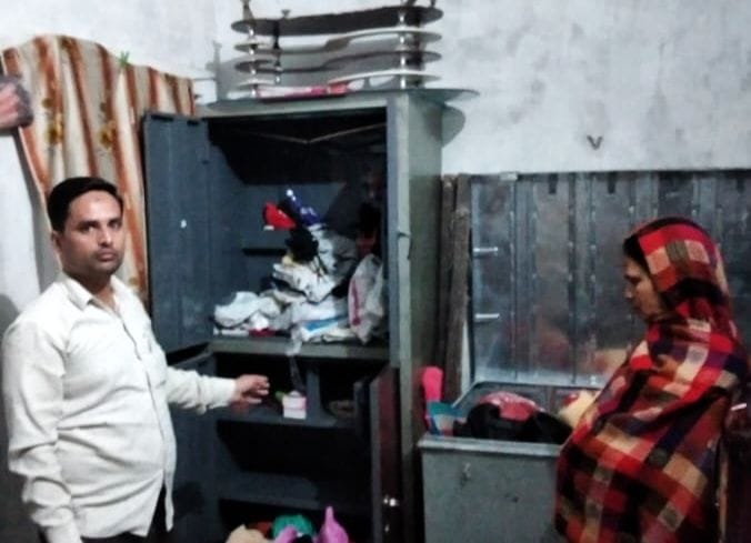 vyaapaaree ke ghar ka taala todakar laakhon kee choree